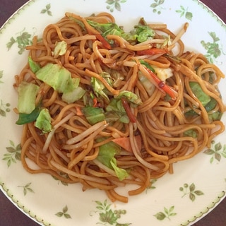 ハムと野菜たっぷり富士宮焼きそば。